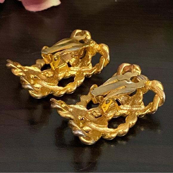 Vintage UnSigned Gold-Tone Twisted Rope Clip On Earrings - Picture 7 of 12